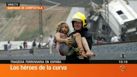 Un bombero ayuda a una ni&ntilde;a desorientada
