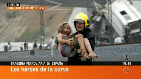 Un bombero ayuda a una niña desorientada Un bombero ayuda a una niña desorientada