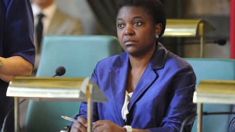 Un grupo de extrema derecha lanza dos pl&aacute;tanos a la ministra de Integraci&oacute;n italiana, C&eacute;cile Kyenge