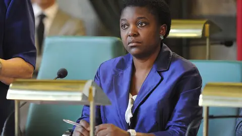 Un grupo de extrema derecha lanza dos plátanos a la ministra de Integración italiana, Cécile Kyenge Un grupo de extrema derecha lanza dos plátanos a la ministra de Integración italiana, Cécile Kyenge