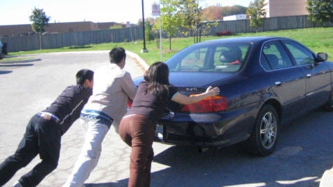 Empujando el coche