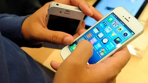 Usuario con el iPhone 5 (Archivo) Usuario con el iPhone 5 (Archivo)