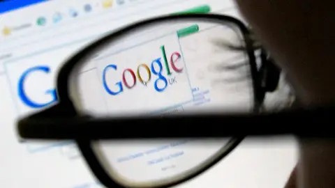 Una mujer busca en Google Una mujer busca en Google