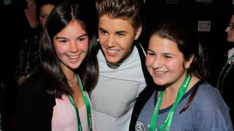 Justin Bieber con dos fans con entrada premium