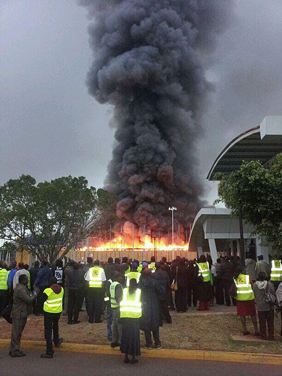 Un testigo español en el incendio que ha obligado a cerrar el aeropuierto de Nairobi Un testigo español en el incendio que ha obligado a cerrar el aeropuierto de Nairobi