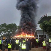 Un incendio obliga a cerrar el aeropuerto de Nairobi
