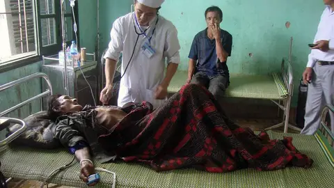 Ho Van Thanh, de 82 años de edad, tuvo que ser atendido tras ser encontrado junto a su hijo en la jungla Ho Van Thanh, de 82 años de edad, tuvo que ser atendido tras ser encontrado junto a su hijo en la jungla