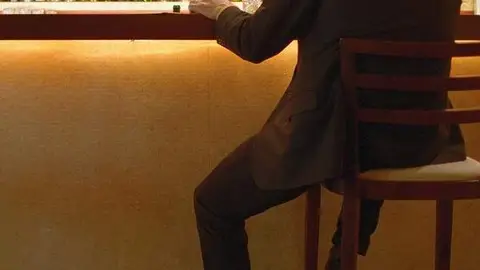 Hombre solo en la barra de un bar Hombre solo en la barra de un bar