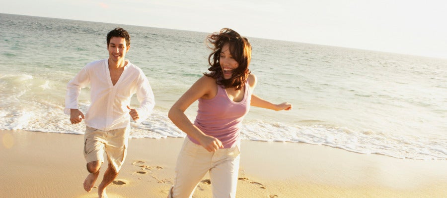 Una pareja corre en la playa Una pareja corre en la playa