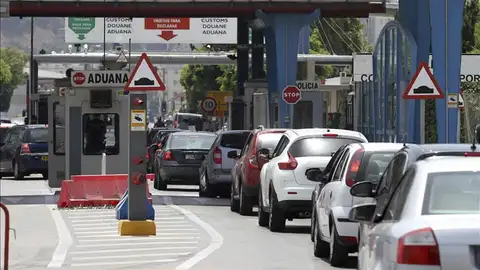 Fila de coches esperando para pasar la frontera a Gibraltar Fila de coches esperando para pasar la frontera a Gibraltar