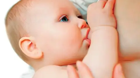 Un bebé durante la lactancia Un bebé durante la lactancia