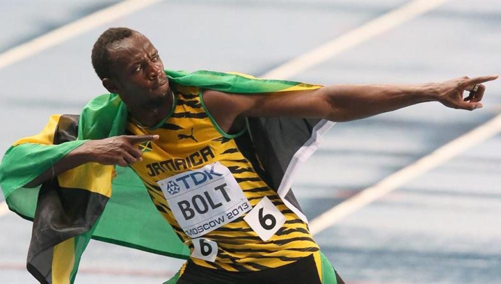 Usain Bolt hace su típico gesto tras lograr el oro mundial en 100 metros en Moscú