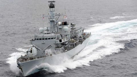Buque brit&aacute;nico HMS Illustrious de ejercicios en el mar