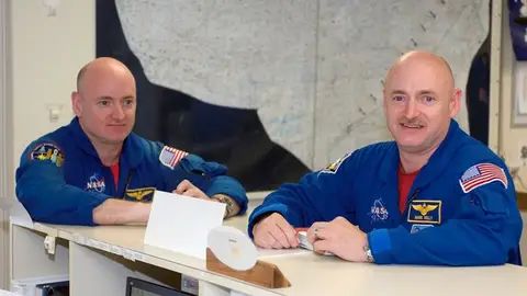 Los hermanos astronautas Mark y Scott Kelly Los hermanos astronautas Mark y Scott Kelly