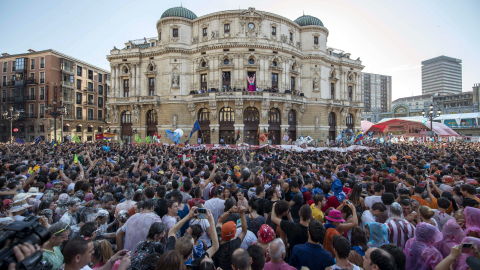 La concejala de Fiestas de Bilbao lanza el &quot;txupin&quot; junto a la &quot;txupinera&quot; suspendida