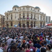 La concejala de Fiestas de Bilbao lanza el "txupin" junto a la "txupinera" suspendida