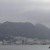 Un barco pesquero navega por la bahía de Algeciras con Gibraltar al fondo