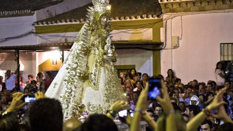 La imagen de Nuestra Se&ntilde;ora del Roc&iacute;o durante la procesi&oacute;n extraordinaria, celebrada esta madrugada (19-08-2013)