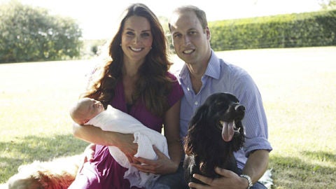 Primeras im&aacute;genes oficiales de los Duques de Cambridge junto a su hijo Jorge
