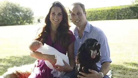 Primeras imágenes oficiales de los Duques de Cambridge junto a su hijo Jorge Primeras imágenes oficiales de los Duques de Cambridge junto a su hijo Jorge