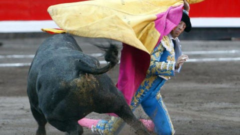 El matador de toros Manuel Escribano, realiza un pase a su segundo toro en la segunda de abono de la Feria Semana Grande de Bilbao