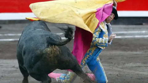 El matador de toros Manuel Escribano, realiza un pase a su segundo toro en la segunda de abono de la Feria Semana Grande de Bilbao El matador de toros Manuel Escribano, realiza un pase a su segundo toro en la segunda de abono de la Feria Semana Grande de Bilbao