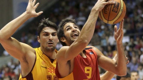 Ricky Rubio entra a canasta ante Pedrag Samardziski, de Macedonia