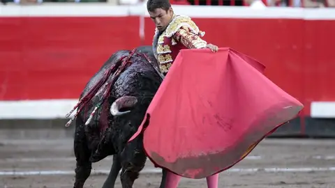 José Maria Manzanares realiza un pase al sexto toro José Maria Manzanares realiza un pase al sexto toro
