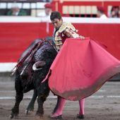 José Maria Manzanares realiza un pase al sexto toro