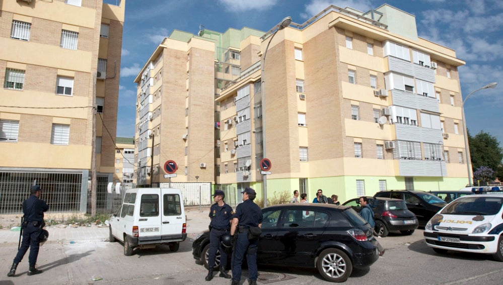Agentes de la Policía en las Tres Mil Viviendas, en Sevilla
