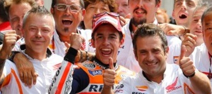 Marc Marquez celebra la victoria junto a su equipo Marc Marquez celebra la victoria junto a su equipo