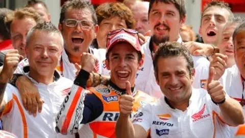 Marc Marquez celebra la victoria junto a su equipo Marc Marquez celebra la victoria junto a su equipo