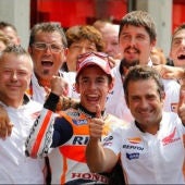 Marc Marquez celebra la victoria junto a su equipo