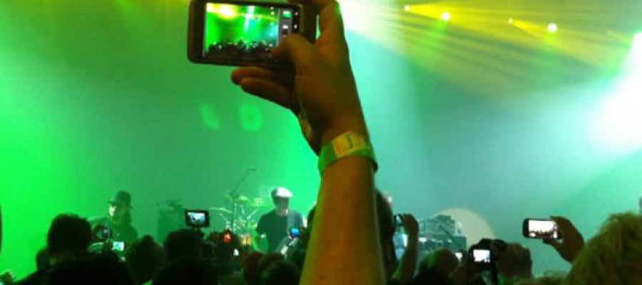 Haciendo fotos en un concierto Haciendo fotos en un concierto
