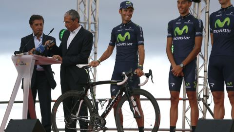 Valverde, junto a su equipo Movistar