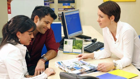 Una pareja reserva sus vacaciones en una agencia de viajes