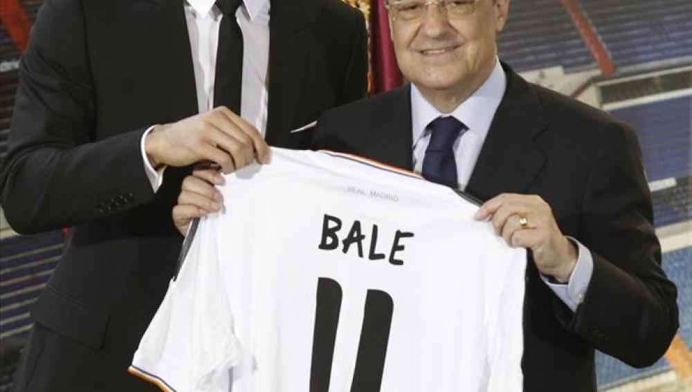 Bale posa con su nueva camiseta.