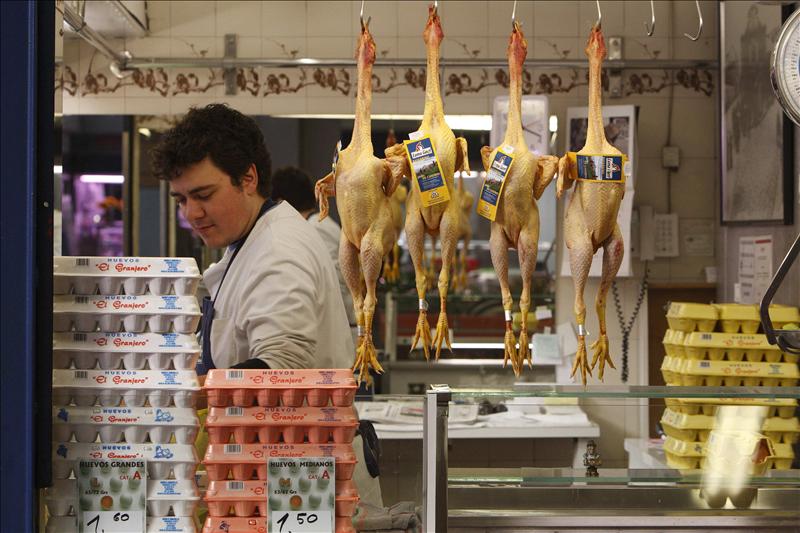 La confianza del consumidor cae 3,9 puntos en febrero por la peor percepción actual y de futuro La confianza del consumidor cae 3,9 puntos en febrero por la peor percepción actual y de futuro