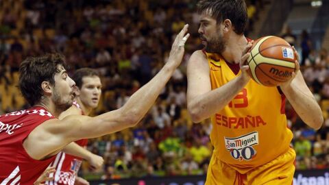 Marc Gasol maneja el bal&oacute;n ante Croacia