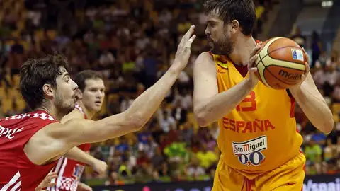 Marc Gasol maneja el balón ante Croacia Marc Gasol maneja el balón ante Croacia