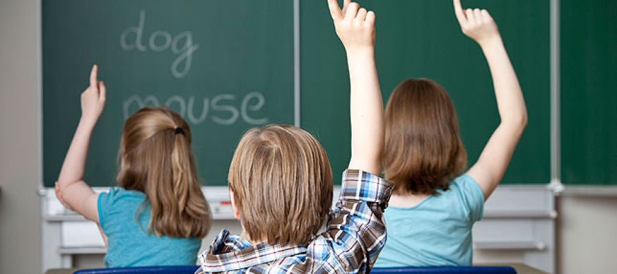 Unos niños asisten a una clase de inglés Unos niños asisten a una clase de inglés