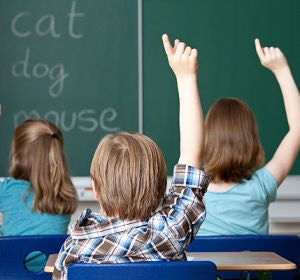 Unos niños asisten a una clase de inglés Unos niños asisten a una clase de inglés