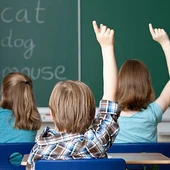 Unos niños asisten a una clase de inglés Unos niños asisten a una clase de inglés