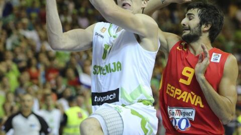 Goran Dragic penetra a canasta ante la defensa de Ricky Rubio