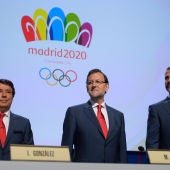 Ignacio Gonzáles, Mariano Rajoy y el príncipe Felipe ante el COI