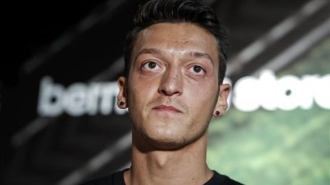 El centrocampista alem&aacute;n Mesut Ozil