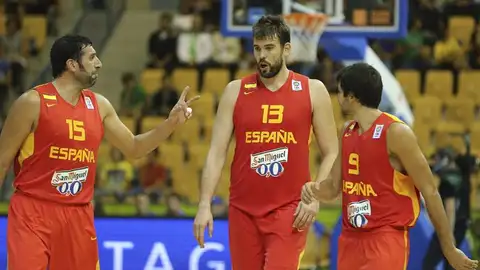Marc Gasol, Ricky Rubio y Mumbrú comentan una jugada en el partido Marc Gasol, Ricky Rubio y Mumbrú comentan una jugada en el partido