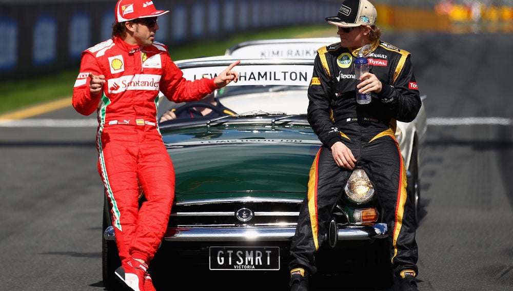 Fernando Alonso conversa con Kimi Raikkonen
