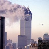 Las Torres Gemelas después del impacto de uno de los aviones secuestrados por la banda terrorista Al Qaeda el 11 de septiembre de 2001