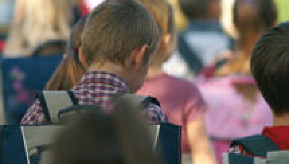 Niños llegando al colegio